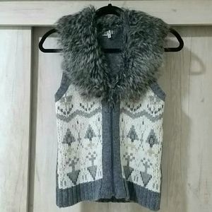 Knit gray vest with fake fur collar